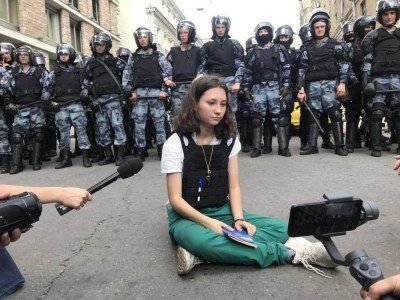 rssian_girl_protest-400-300